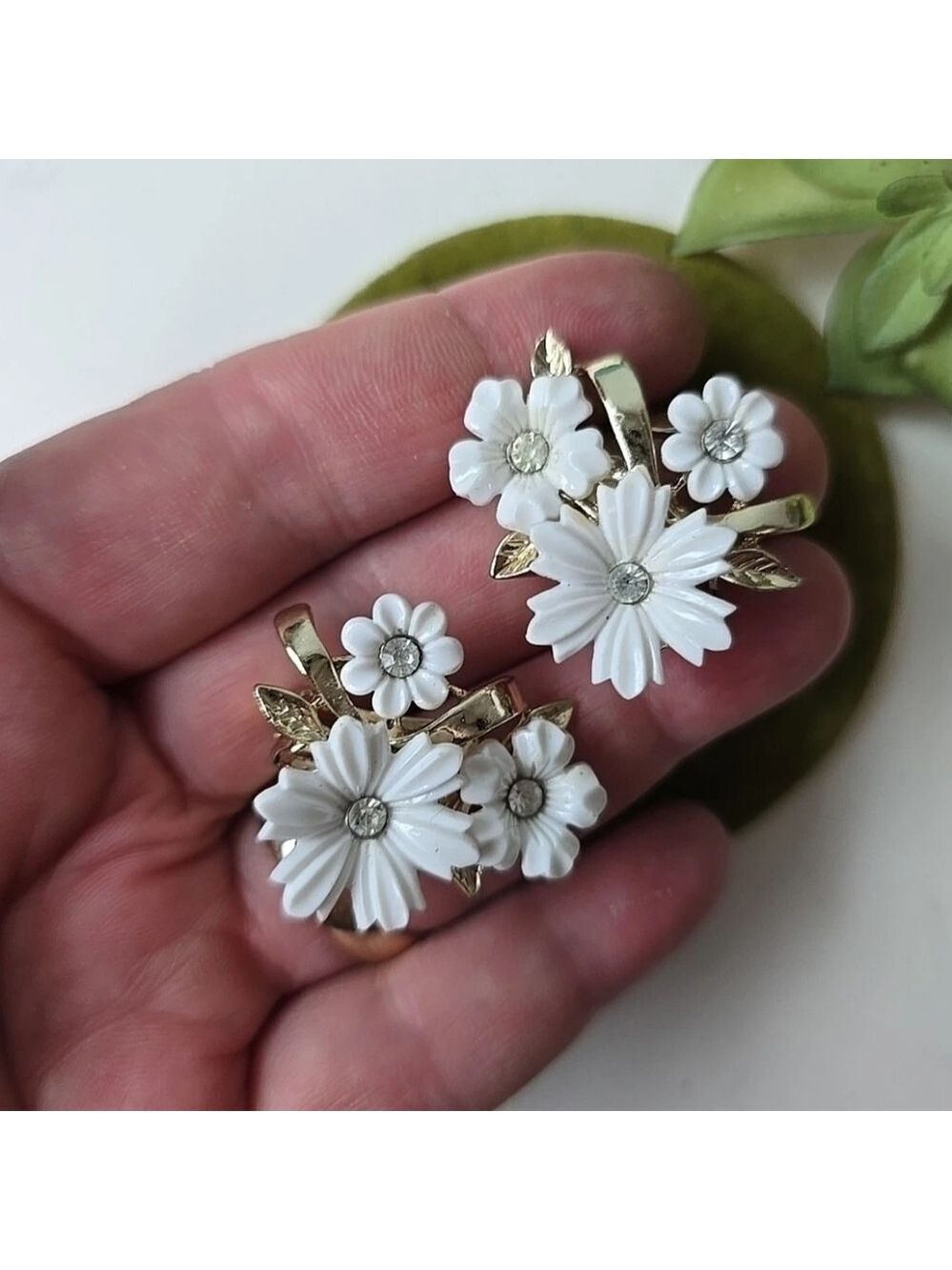 Coro Gold Tone White Thermoset Floral Earrings Clip On EUC VTG